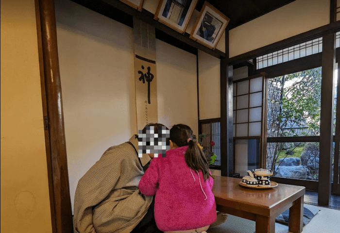 2024年1月2日の年始の実際の画像。
京都市の今宮神社参道であぶり餅を提供しているお店「一和」の店内の座敷の画像。父親と6歳の女の子が“あぶり餅”が運ばれてくるまで、話をしている。
